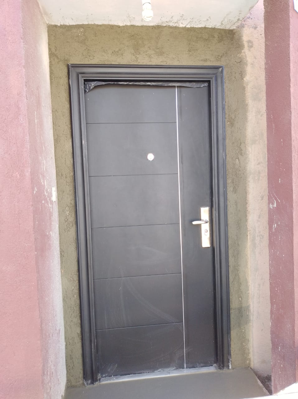 Puerta blindada instalada